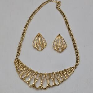"Gilded Mesh"Vintage Avon Gold Tone Smooth & Textured Necklace & Earring Set